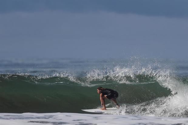 La surfista panameña Samanta Alonso surfea el 12 de noviembre de 2020, en la playa Morrillo en la provincia de Verrugas, Panamá.
