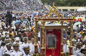 Centenares de dominicanos acuden a venerar a la Virgen de la Altagracia