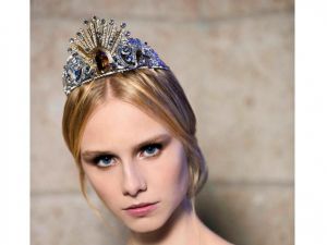 Donatella Versace diseña la diadema de las debutantes del Baile de la Ópera de Viena 