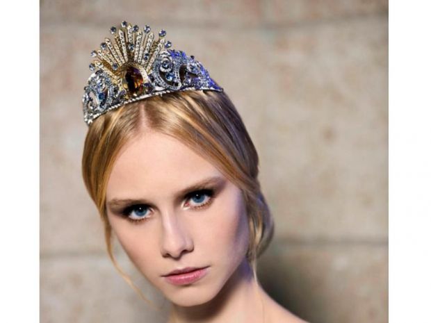 La Ópera de Viena, de la diadema de la cristalera austríaca Swarovski, que la diseñadora de moda italiana Donatella Versace ha creado para las debutantes, las jóvenes que abran el 28 de febrero próximo el tradicional Baile de la Ópera de Viena.