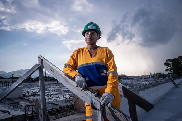 La carpintera Maria Lima Pessoa, de 45 años, fue registrada al posar en las obras de construcción de una terminal de ómnibus, en el barrio de Deodoro, en Río de Janeiro (Brasil).