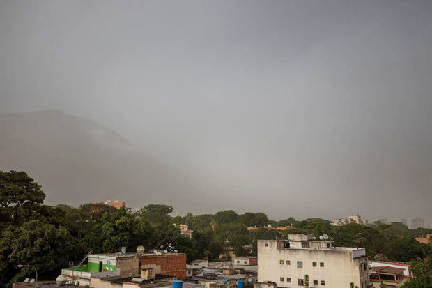 Partículas de polvo son vistas este domingo en Caracas, Venezuela.