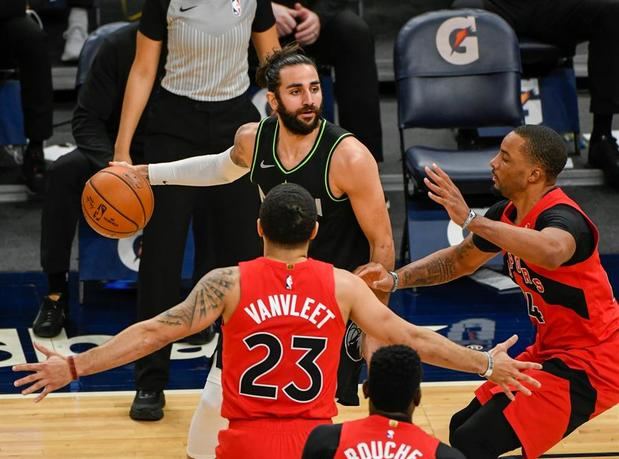 El escolta de los Minnesota Timberwolves Ricky Rubio (C) intenta superar al escolta de los Toronto Raptors Fred VanVleet (23) y al escolta de los Toronto Raptors Norman Powell durante la primera mitad del juego de baloncesto de la NBA.