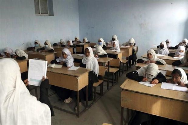 Los talibanes prohíben ahora que las mujeres estudien en la universidad.