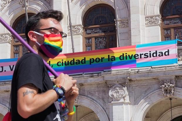 Momento de la concentración celebrada este domingo en la Plaza Mayor de Valladolid con motivo del Día del ORGULLO LGTBI.