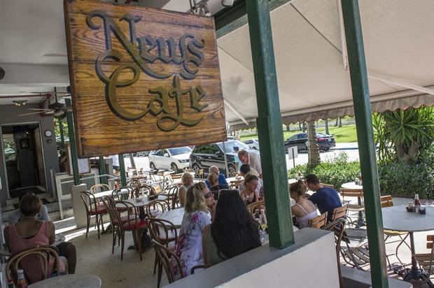 Fotografía tomada en julio de 2017 en la que se registró una toma general del 'News Cafe', ubicado en la turística avenida de Ocean Drive, en Miami Beach, Florida, EE.UU.