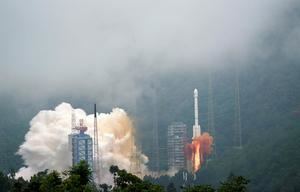 China lanza con éxito una sonda a la Luna para recolectar muestras