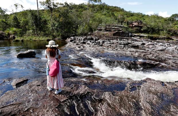 Fotografía del 17 de julio de 2021 que muestra turistas visitando el río Caño Cristales, también llamado el 'río de los siete colores', en zona rural de La Macarena, departamento del Meta, Colombia.