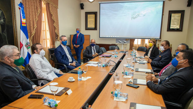 Presidente Luis Abinader se reúne con miembros Sociedad Dominicana de Diarios.