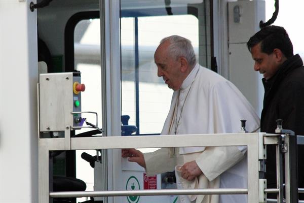 El papa Francisco embarca en el avión que le traslada a Malta para una visita de dos días. 