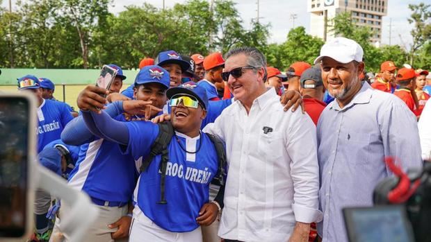 Neney Cabrera inaugura Torneo de Béisbol Propeep,