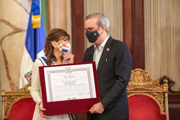 Fotografía cedida por la Embajada de Estados Unidos que muestra al presidente de la República Dominicana, Luis Abinader (d) mientras condecora a la saliente embajadora de los Estados Unidos en el país, Robin S. Bernstein, durante un acto en el Palacio Nacional, en Santo Domingo, R. Dominicana.