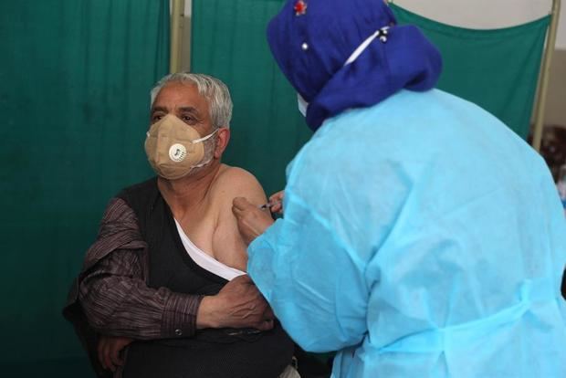 India supera los 40.000 casos de covid-19 y administra 40 millones de vacunas