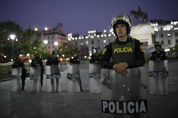 Agentes de la policía vigilan las calles hoy, durante manifiestan en apoyo a Pedro Castillo en la Plaza San Martín, en Lima, Perú.
