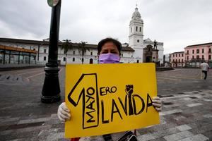 Grupos de trabajadores realizan un plantón por el Día del Trabajo este viernes, en Quito, Ecuador. 