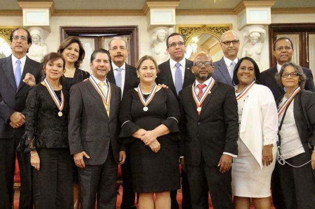 Medina impone medalla a excelencia a cuatro maestros y dos centros escolares