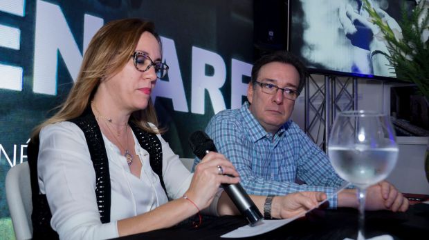 5.	Carmen Inés Bencosme mientras exponía acerca de su libro, en el Centro de la Imagen. A su lado, Carlos Acero Ruiz.