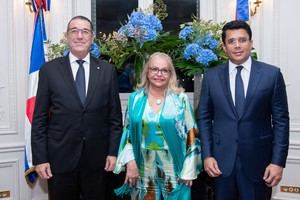 Popular y Embajada en Francia agasajan a la delegación nacional y hoteleros en Top Resa