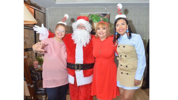 Marisela Grullón, Rommy Grullón y Rommy Pichardo junto a Santa Claus.