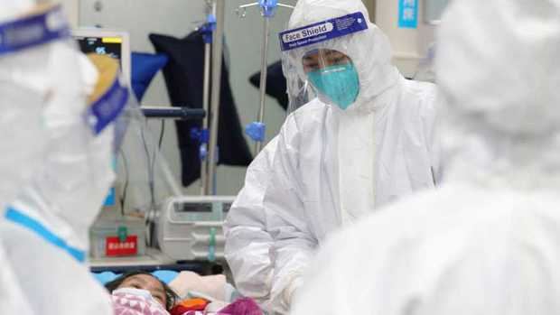 Otra imagen de médicos en el interior del Hospital de Wuhan.