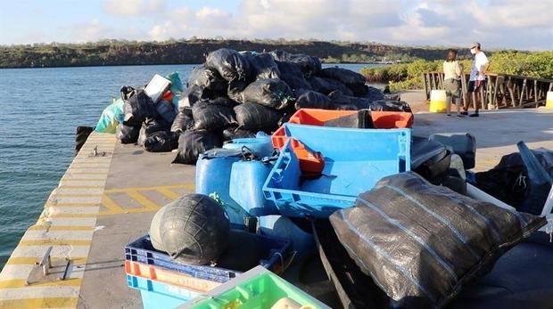 Fotografía cedida por el Parque Nacional Galápagos de la última campaña de recogida de basuras marinas en varias de las islas del Archipiélago Galápagos, Ecuador.