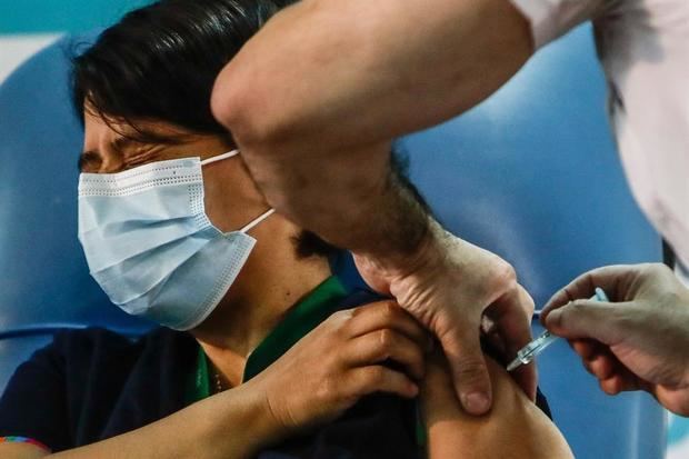 Una mujer es vacunada contra la covid-19 en el Hospital Fiorito, en Avellaneda, Argentina.
