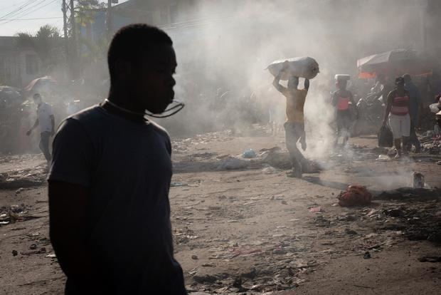 Manifestantes queman hoy neumáticos en protesta contra el cierre de escuelas, en Puerto Príncipe, Haití.