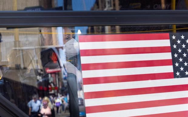 Una mujer con una máscara viaja en autobús en Nueva York, el 19 de mayo de 2021.