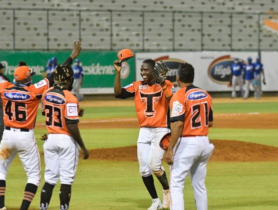 Los Toros barren la doble jornada a los Tigres en la liga dominicana.