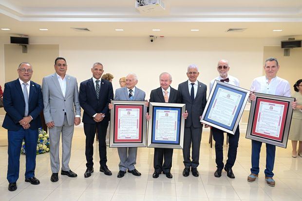 Senado de la República reconoce varias personalidades del Arte y la Cultura Dominicana.