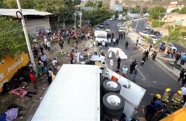 Rescatistas y autoridades trabajan, el 9 de diciembre de 2021, en la zona del accidente de un camión donde viajaban migrantes, en el municipio Chiapa de Corzo, estado de Chiapas, México.