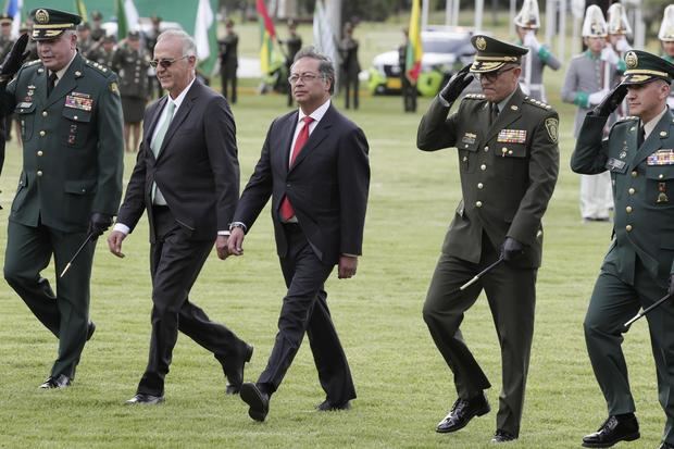 El presidente de Colombia Gustavo Petro (c) camina hoy junto a la cúpula Militar y de Policía, durante la ceremonia de transmisión de mando del nuevo director general de la Policía Nacional de Colombia, mayor general Henry Armando Sanabria Cely, en la Escuela de Cadetes de Policía General Francisco de Paula Santander en Bogotá, Colombia.