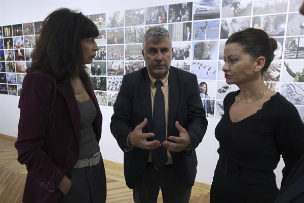 El presidente de EFE, Miguel Ángel Oliver (c), conversa con la ministra de Juventud e Infancia, Sira Rego (d) y la Igualdad, Ana Redondo (i), en el acto de celebración del 85 aniversario de la Agencia EFE e inauguración de la exposición 'Tu memoria colectiva', este jueves en el Espacio Larra, en Madrid. EFE/Kiko Huesca.