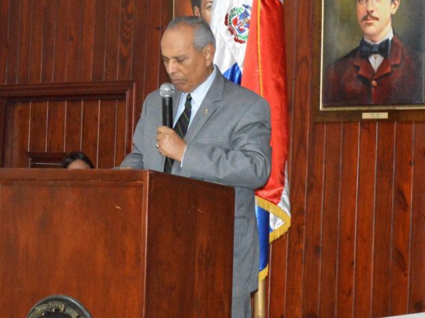 El embajador dominicano en El Salvador, Fernando Pérez Memén, durante su disertación.