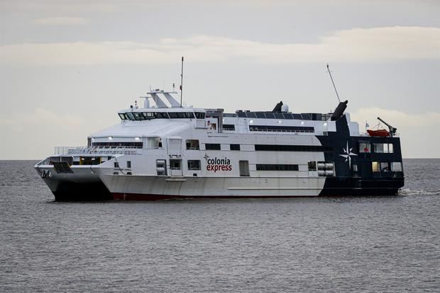 Vista del barco Colonia Express que trasladó ciudadanos argentinos y uruguayos desde Buenos Aires a Uruguay, hoy en Colonia (Uruguay). Luego de 18 meses, el principal puerto turístico de Uruguay, ubicado en el departamento (provincia) de Colonia, recibió este miércoles un barco con pasajeros provenientes de Argentina.