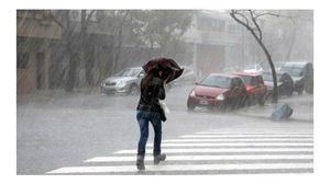 Aguaceros dispersos por incidencia de una débil vaguada y el viento del este 