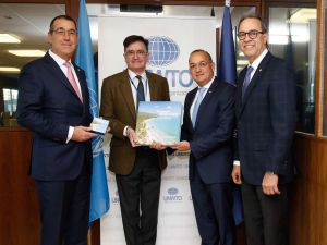 El Popular entrega a OMT libro institucional sobre turismo dominicano