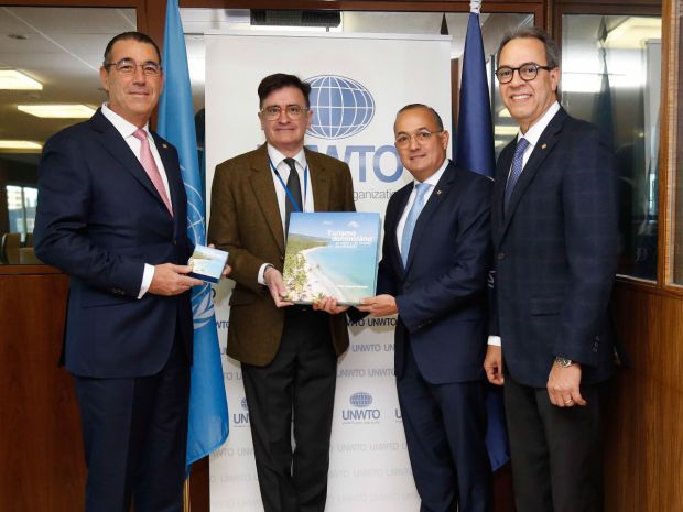 El señor Alejandro Varela, director general adjunto para las Américas de la Organización Mundial del Turismo (OMT), recibió un ejemplar de la obra institucional “Turismo dominicano: 30 años a velocidad de crucero”. Le acompañan, desde la izquierda, los ejecutivos del Banco Popular Dominicano, señores Juan Manuel Martín de Oliva, vicepresidente del Área Negocios Turísticos; Juan Lehoux, vicepresidente ejecutivo de Negocios Empresariales y de Inversión y José Mármol, vicepresidente ejecutivo de Relaciones Públicas y Comunicaciones.