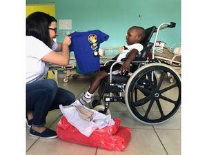 Un millar de niños, niñas y ancianos de 8 fundaciones del país recibieron los regalos.