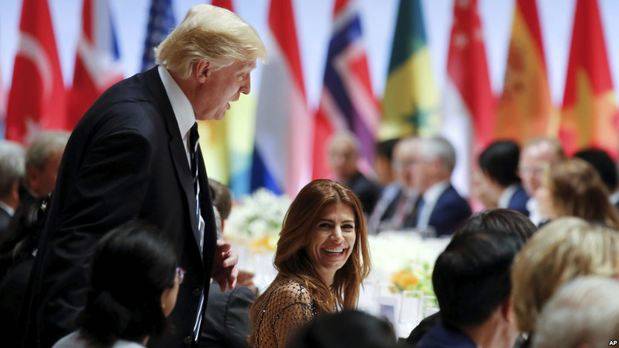 
El presidente Donald Trump conversa brevemente con Juliana Awada, la esposa del presidente argentino Mauricio Macri, en la cena en la que también conversó con Putin en Hamburgo. 