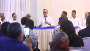 Presidente Abinader anuncia financiamiento y titulación para comerciantes de Haina.