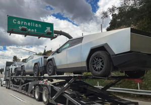 Fotografía de archivo de un camión mientras transporta los nuevos autos Cybertrucks de Tesla, en Rancho Cucamonga, California (EE.UU.). 