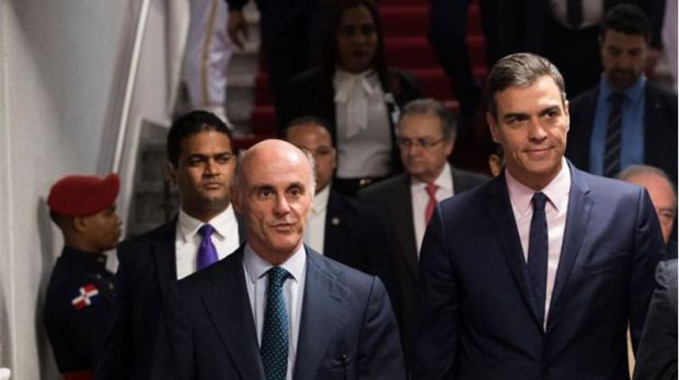 El embajador de España en República Dominicana, Alejandro Abellán García de Diego (i), recibe al presidente del Gobierno español, Pedro Sánchez (d), este martes en el aeropuerto Las Américas, en Santo Domingo (República Dominicana