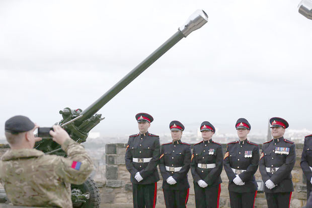 Miembros de la Artillería Real posan para una fotografía después del saludo real con armas de fuego en Edimburgo, Escocia, este 9 de septiembre.