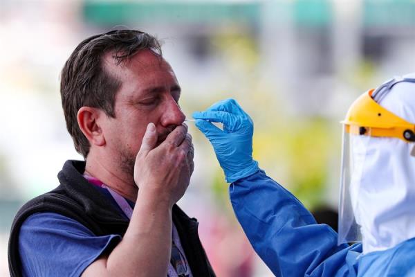 Personal de la secretaria de Salud del Municipio de Quito toma muestras para el test de diagnóstico para coronavirus al personal sanitario. 