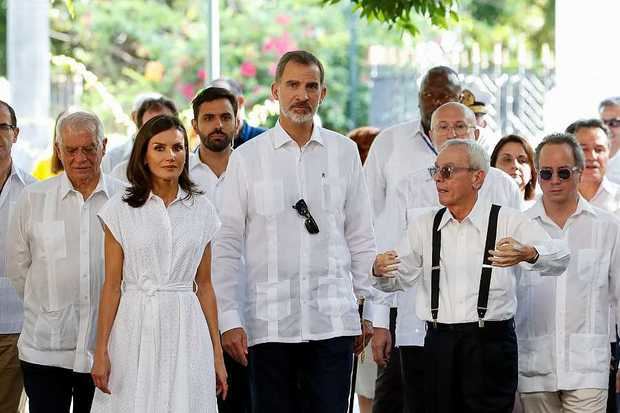 El rey Felipe VI en Cuba con una guayabera blanca.