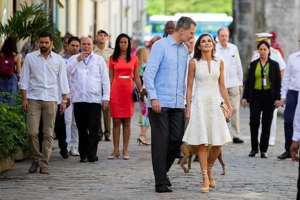 Los reyes en La Habana, en 2019. Don Felipe con guayabera azul.