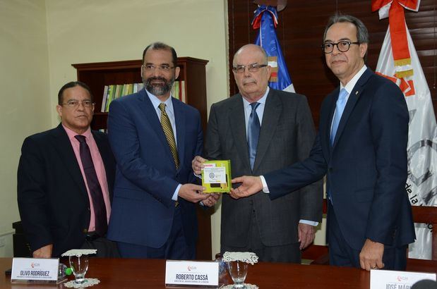 El embajador dominicano en España, Olivo Rodríguez Huerta, al director del Archivo General dominicano, Roberto Cassá, en presencia del señor José Màrmol y un funcionario del AGN.