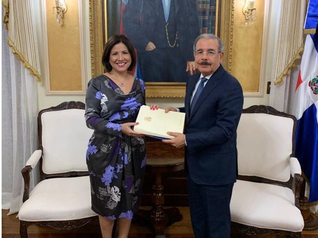 Presidente Medina recibe de manos de la vicepresidenta planes buscan reducir embarazo adolescente.