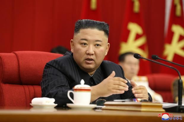 El líder de Corea del Norte, Kim Jong-un, durante su intervención en una reunión plenaria del partido único norcoreano en Pyongyang. 